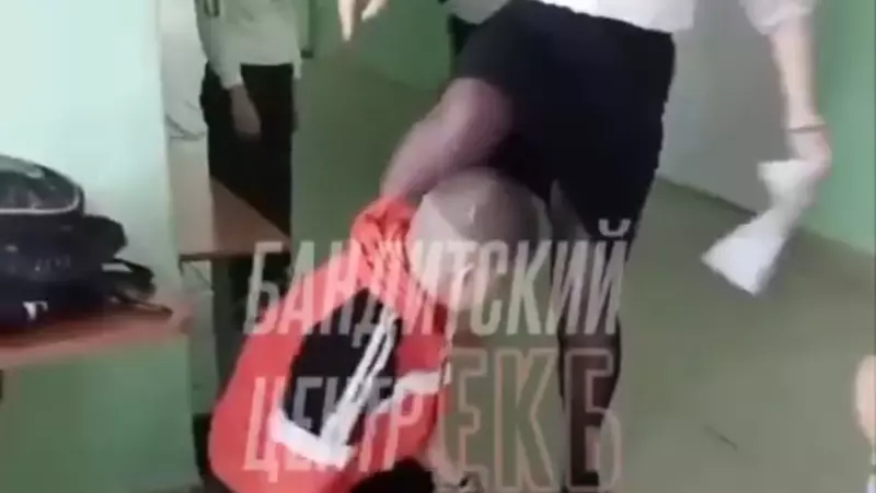 Учительница в Березовском на перемене пнула ученика и проволокла по коридору