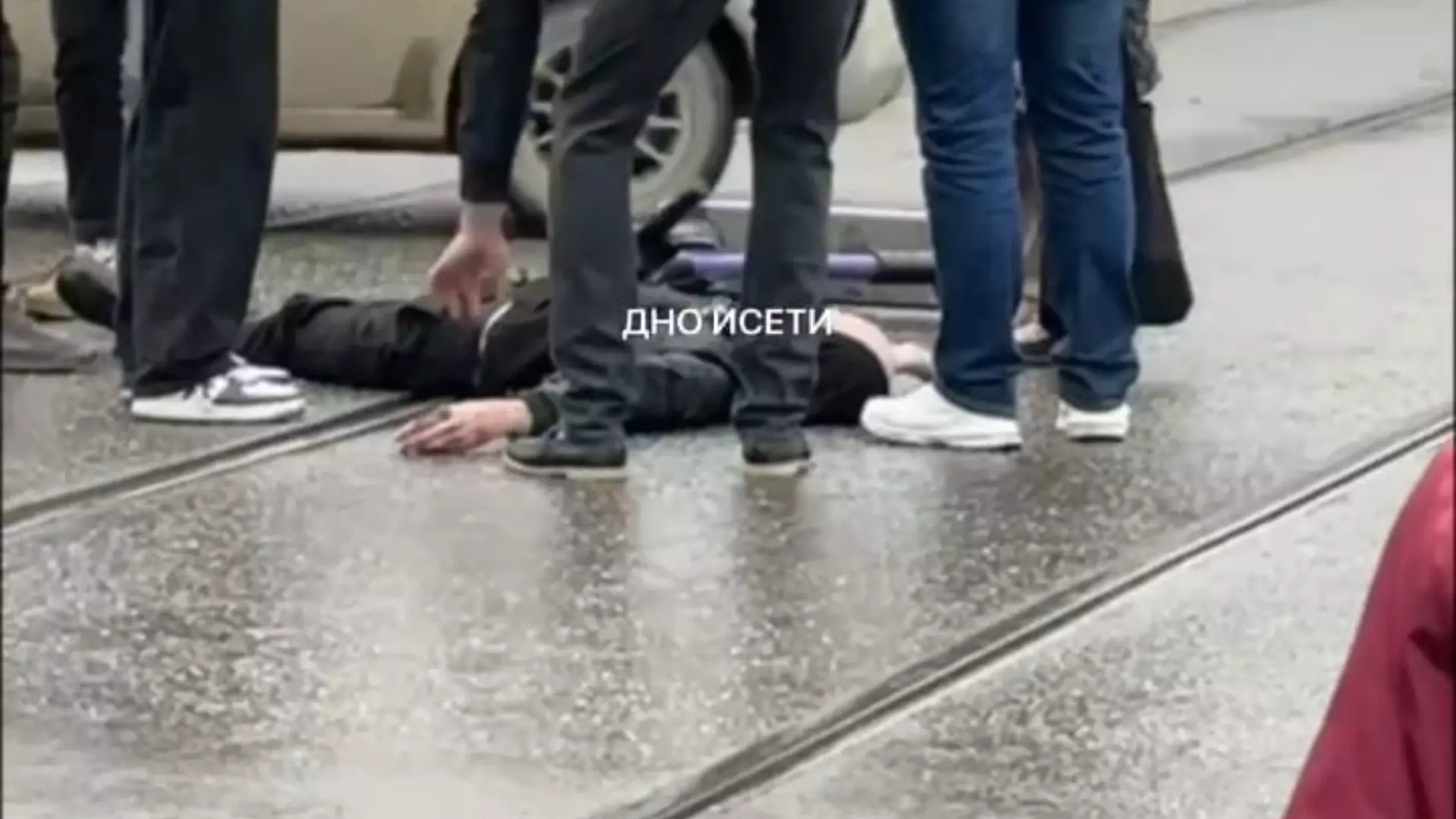 Самокатчик получил травмы на Сиреневом бульваре в Екатеринбурге
