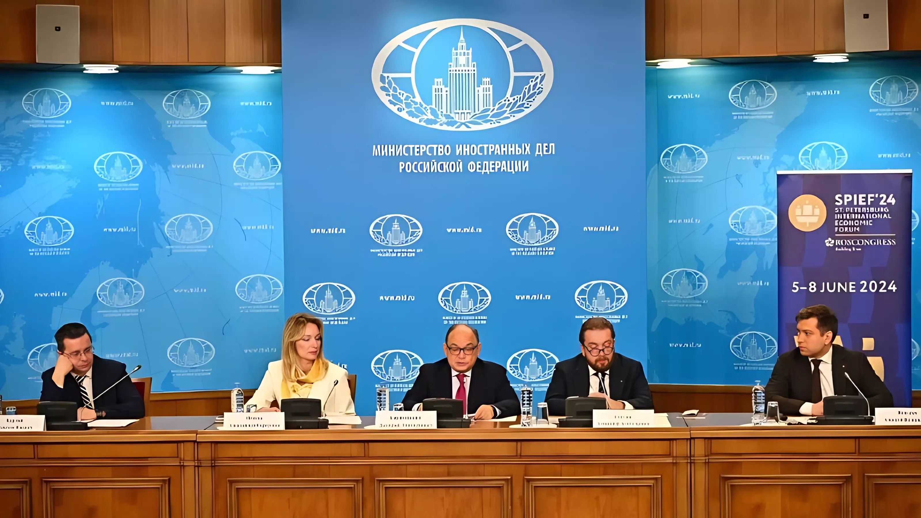 В МИД России провели презентацию ПМЭФ-2024 для иностранных послов